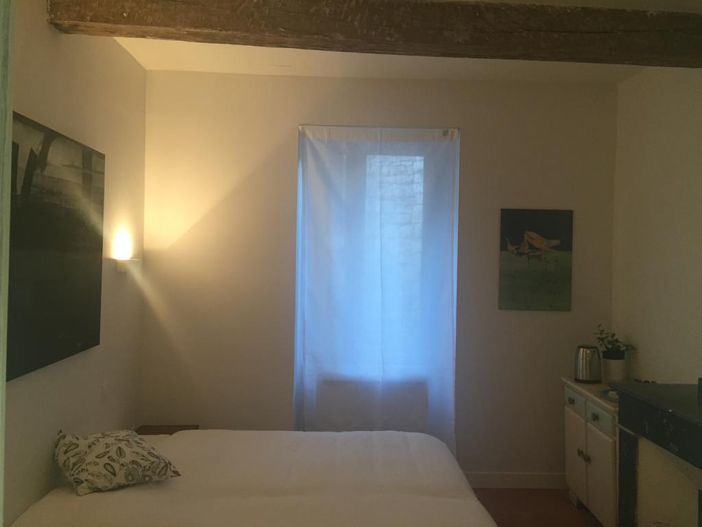 B&B Le Chat Qui Dort Montricoux Rom bilde